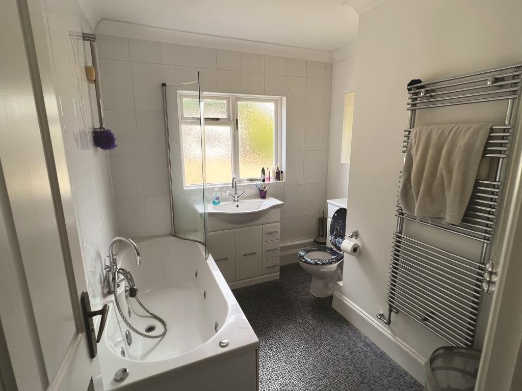 Lot: 45 - DETACHED BUNGALOW SET IN APPROXIMATELY 1.6 ACRES WITH POTENTIAL -
